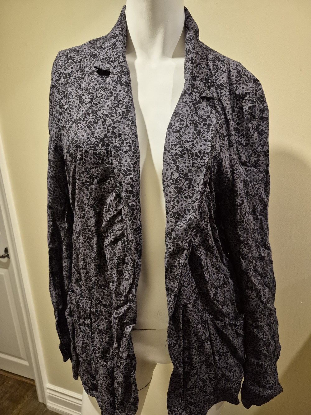Aritzia‎ Talula Floppy Blazer Women Size 8 Black Open Front Lightweight Jacket